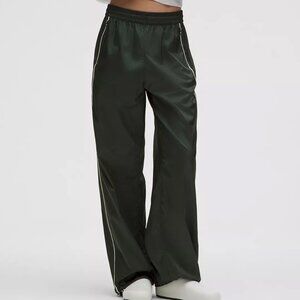 Lululemon Stretch Satin Nylon Mid-Rise Pant Size XS Rainforest Green/Light Ivory